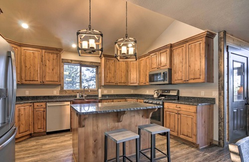 Mammoth Creek Cabin | 'Longview Lodge' w/Furnished Deck & Fire Pit!