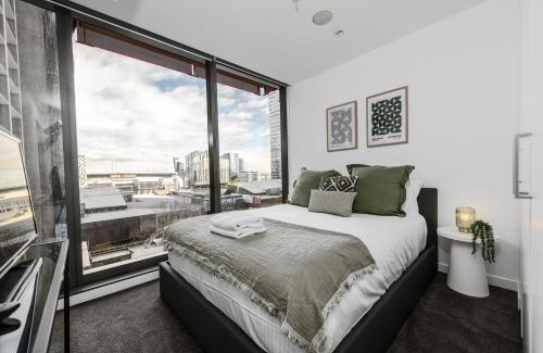 Melbourne Central Business District Apartment | Lonsdale Luxury - Melbourne Views, Gym, Pool