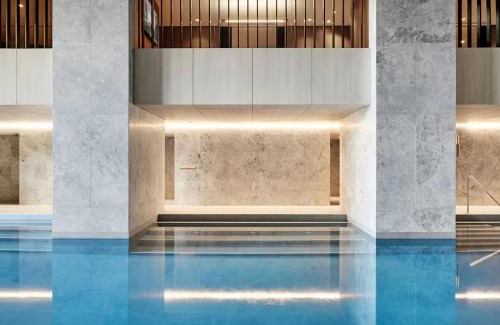 Melbourne Central Business District Apartment | Lonsdale Luxury - Melbourne Views, Gym, Pool