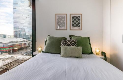 Melbourne Central Business District Apartment | Lonsdale Luxury - Melbourne Views, Gym, Pool