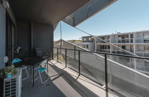 Braddon Apartment | Lonsdale St 1-Bed Unit with Study Area and Parking