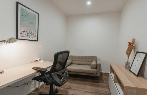 Braddon Apartment | Lonsdale St 1-Bed Unit with Study Area and Parking