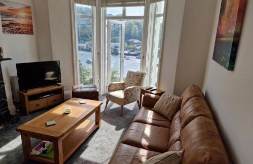 Looe Villa | Looe Spacious 4 Double bedroom House Sleeps 9 Harbour River Views