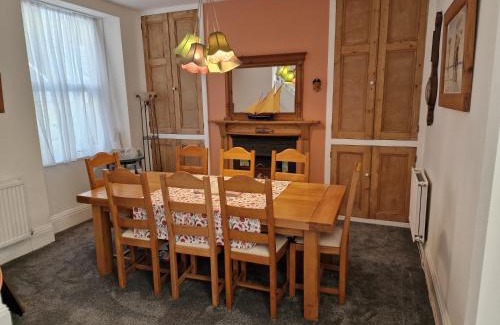 Looe Villa | Looe Spacious 4 Double bedroom House Sleeps 9 Harbour River Views