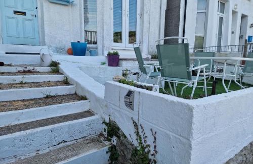 Looe Villa | Looe Spacious 4 Double bedroom House Sleeps 9 Harbour River Views
