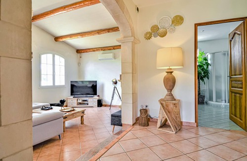 Pierrelatte House | Look forward to a fantastic vacation in this detached vacation home with a magnificent wooden pool.
