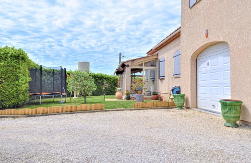 Pierrelatte House | Look forward to a fantastic vacation in this detached vacation home with a magnificent wooden pool.