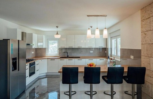 Lovrec House | Look forward to a vacation home with plenty of space and a luxurious ambience.
