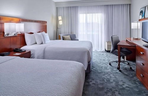 Indianapolis Hotel | Look No More! 2 Relaxing and Modern Units, Indoor Pool, Pets are Allowed!