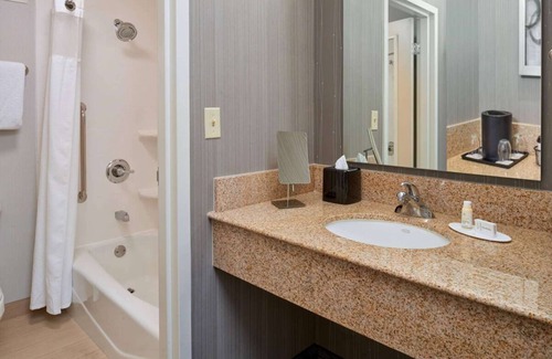 Indianapolis Hotel | Look No More! 2 Relaxing and Modern Units, Indoor Pool, Pets are Allowed!