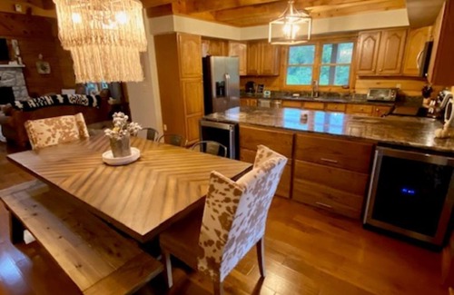 Gatlinburg - Pigeon Forge House | LOOK! Peaceful, updated family cabin! Hot tub/View/Porches/Location/EV charger!