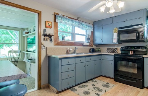 Newport House | Looking for a Country Getaway – Close to Virginia Tech? Big Fenced Yard for Pets