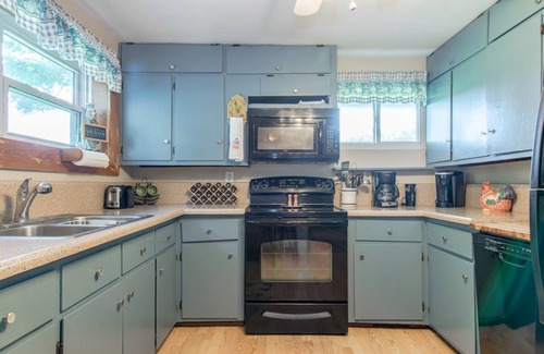 Newport House | Looking for a Country Getaway – Close to Virginia Tech? Big Fenced Yard for Pets