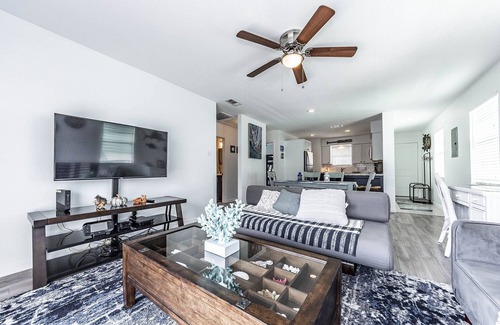 Clear Lake Shores House | Looking for family retreat with coastal-island vibes? Casa Verde is for you