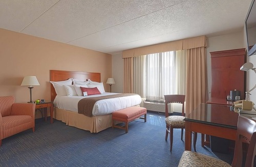 Wenatchee Hotel | Looking For Perfect Getaway? Relaxing Room w/Large Window, Pool, FREE Parking