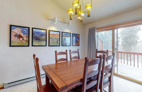 Fraser Apartment | Lookout Lounge