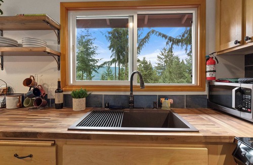 Sudden Valley Cabin | Lookout Mtn Lodge - Hot-tub, Firepit, EV & Firepla