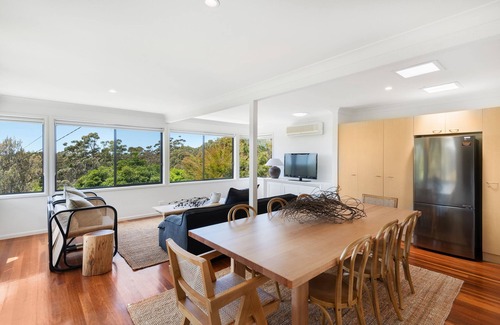 Vincentia House | Lorikeet: Blenheim beach house: Coastal oasis