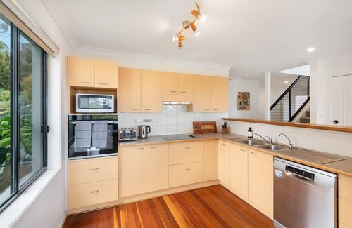 Vincentia House | Lorikeet: Blenheim beach house: Coastal oasis