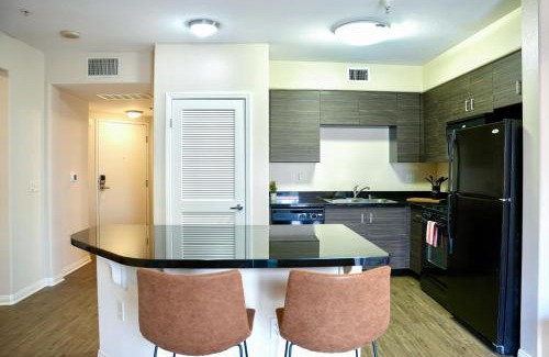 Carthay Circle Apartment | Los Angeles Suite LACMA