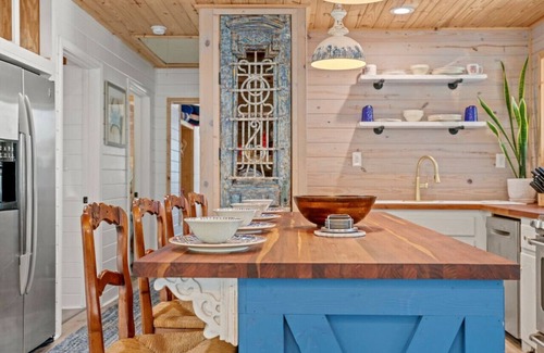 Bid-a-wee Beach House | Lost Pearl: 1940s Beach Cottage, FREE Daily Activities, 1 Blk 2 Bch, SznlStuff
