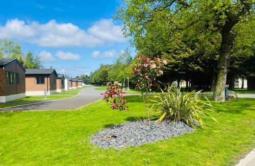 Allerthorpe House | Lotus Lodge with Hot Tub