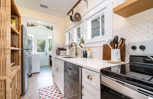 Melbourne House | Lotus · Oriental Charm near Downtown and River