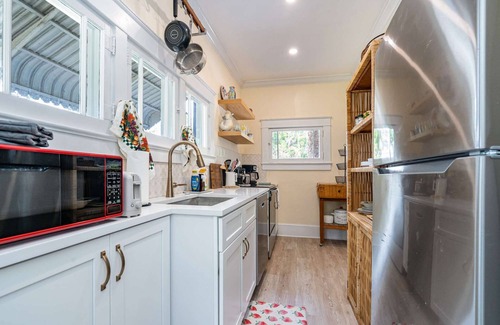 Melbourne House | Lotus · Oriental Charm near Downtown and River