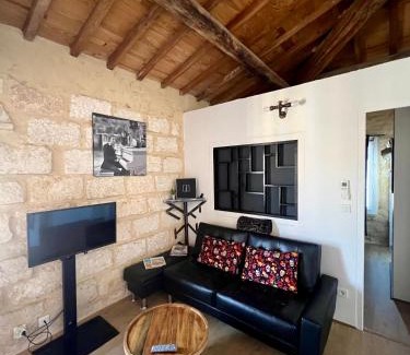 Aigues-Mortes Medieval City Apartment | Lou Mirèio