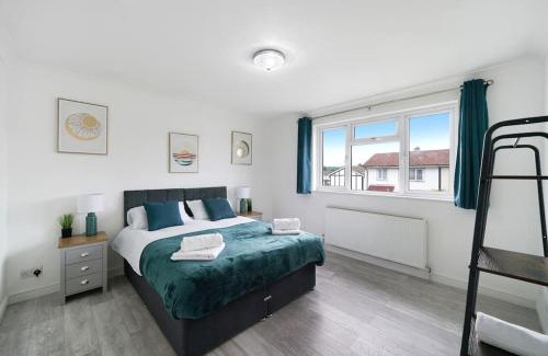 Loughton Apartment | Loughton 3 Bedroom Sleeps 5 by BSE Homes