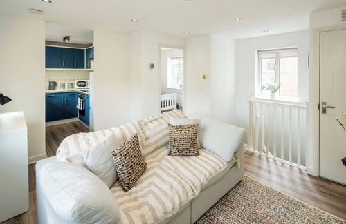 Loughton Apartment | Loughton Hideaway: Cozy 1BD Near Tube and Nature