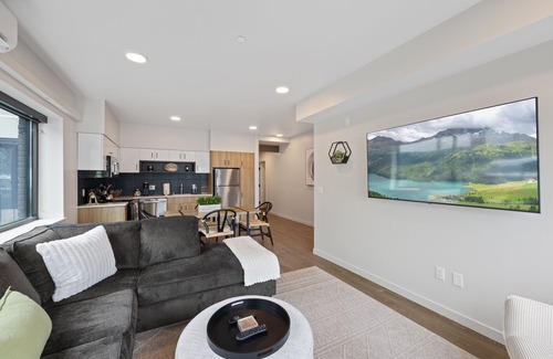 Cliff - Cannon Apartment | Lounge in Luxury with Free Parking