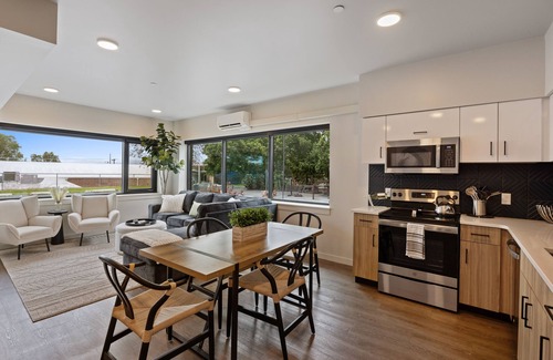 Cliff - Cannon Apartment | Lounge in Luxury with Free Parking