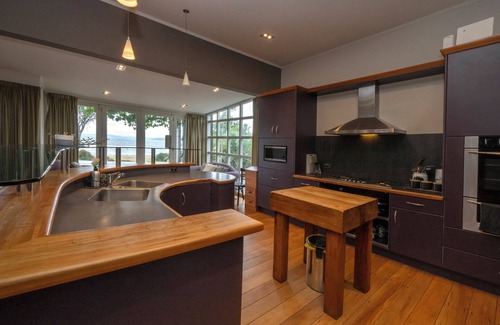 Ngongotaha House | Lounge to Lake - Water's Edge, Lake Rotorua