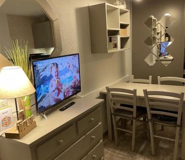 Mont-de-Lans Apartment | LOuréa studio 4 pers retour skis au pieds