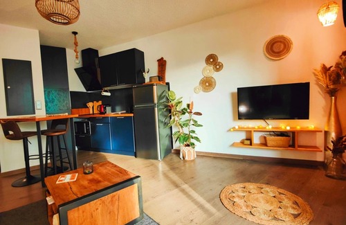 Pezenas Apartment | Love and bubbles : Private Jacuzzi 🛁 5 min walk from the heart of town 🏫