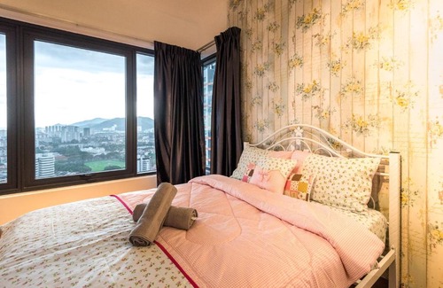Downtown George Town Apartment | Love Come Home @ Sea View Suite 3BR for 10 pax
