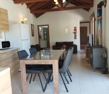 Treis Elies House | Love Holiday Suite 2