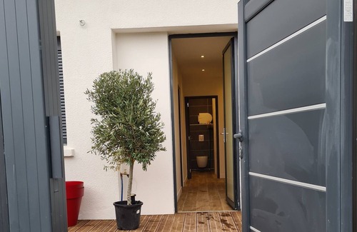 Mons House | Love House, Une Bouteille de Champagne Offerte