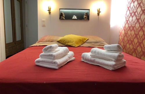 Namur Bed & Breakfast | Love Nest Versailles - Unique Louis XIV decoration - Calm location right IN city center