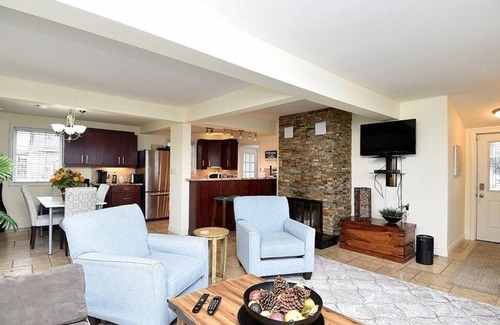 Stoney Creek Bed & Breakfast | "Love on the Lake" Lakefront Updated Cottage