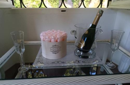 Saint-Raphael House | LOVE ROOM AVEC SPA JACUZZI CHAMPAGNE AVEC IMMENSE TERRASSE PRIVATIVE DE 70m PISCINE DE 16M