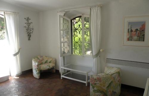 Saint-Raphael House | LOVE ROOM AVEC SPA JACUZZI CHAMPAGNE AVEC IMMENSE TERRASSE PRIVATIVE DE 70m PISCINE DE 16M