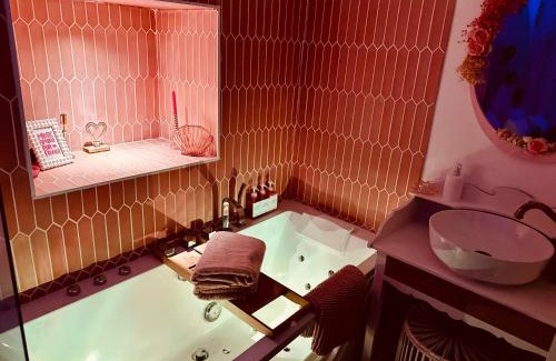 Pezenas Apartment | LOVE Room - Balnéo - Ciel Etoilé - Free Wifi - Netflix - Hyper Centre