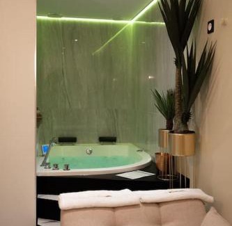 Saint-Rambert-d'Albon Apartment | Love room Dubaï & Balnéo