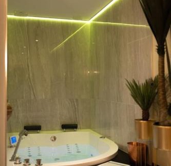 Saint-Rambert-d'Albon Apartment | Love room Dubaï & Balnéo