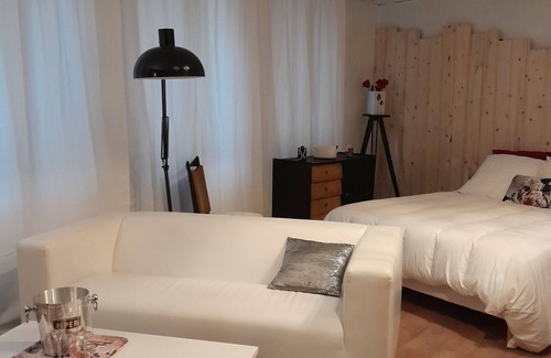 Plelo Apartment | Love-room Avec Jacuzzi Intérieur et Patio à 15 mn des Plages