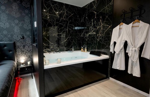 Aubie-et-Espessas Apartment | * Love Room jacuzzi *