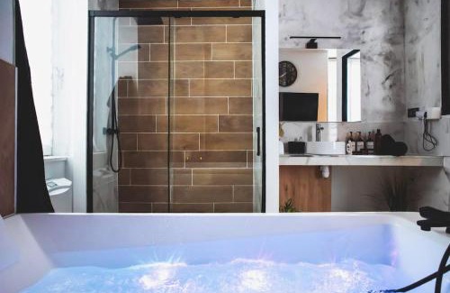 Downtown Angers Apartment | LOVE ROOM, La Douce Angevine
