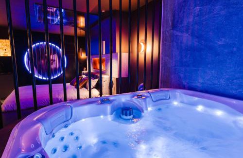 Orleans Apartment | Love Room Les Private Places - Lit King Size et Jacuzzi Privé